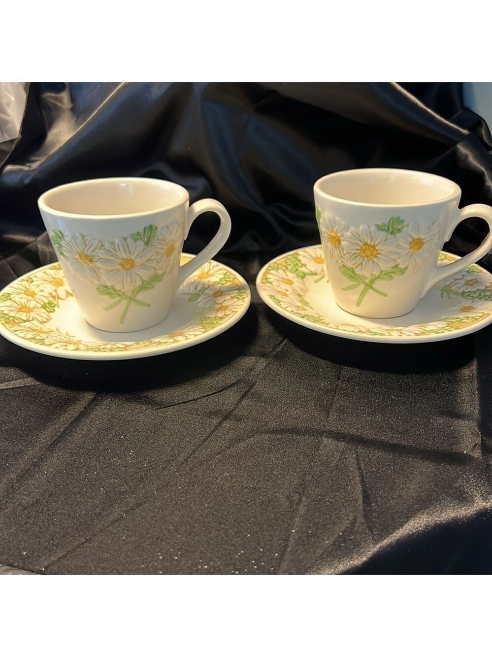 Poppy Trail by Metlox. 2 cups with 2 saucers. No chips or cracks. Good condition